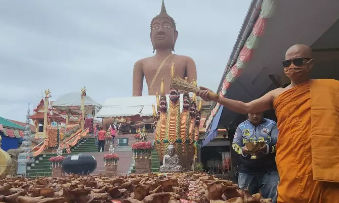 เสี่ยขนหัวหมู 100 หัว แก้บน “หลวงพ่อสมหวัง” ได้โชคถูกหวยกว่า 6 ล้านบาท