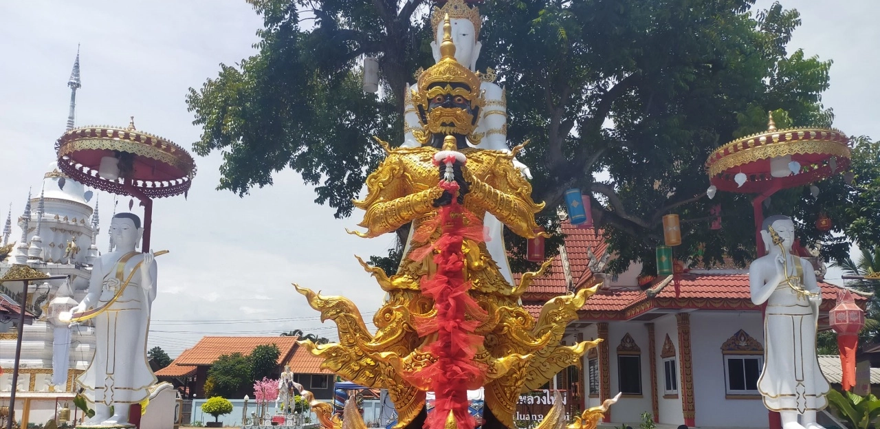 ศรัทธาแน่น แห่กราบไหว้ขอพร “ท้าวเวสสุวรรณ” วัดสันหลวงใหม่ หวังลุ้นโชค